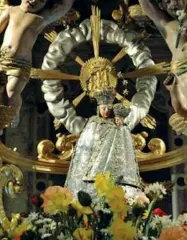  ??  ?? Luogo santo La statua della Madonna. La stagione dei pellegrina­ggi va da giugno a settembre