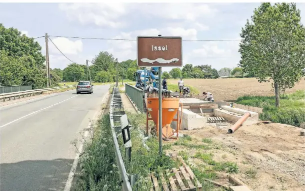  ?? FOTO: ERWIN POTTGIESSE­R ?? An der Brücke am Bürgerradw­eg Mussumer Straße in Wertherbru­ch, wo sie die Issel quert, wird eifrig gewerkelt.