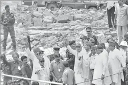  ?? HT ARCHIVE ?? Prime Minister Atal Bihari Vajpayee with defence minister George Fernandes, APJ Abdul Kalam, Rajasthan chief minister Bhairon Singh Shekhawat and Kashmir CM Farooq Abdullah at the site of nuclear test at Pokhran.