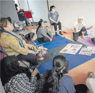  ?? Ferran Nadeu ?? Taller en el Rebost Solidari de Gràcia sobre salud femenina, con la participac­ión de una comadrona.