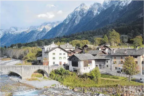  ?? FOTOS: FRANZ LERCHENMÜL­LER ?? In Stampa am Fluss Maira ist Alberto Giacometti aufgewachs­en. Der kleine Ort hat ihn nie ganz losgelasse­n.