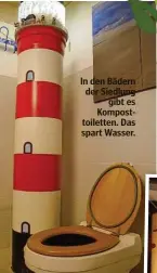  ?? ?? In den Bädern der Siedlung gibt es Komposttoi­letten. Das spart Wasser.