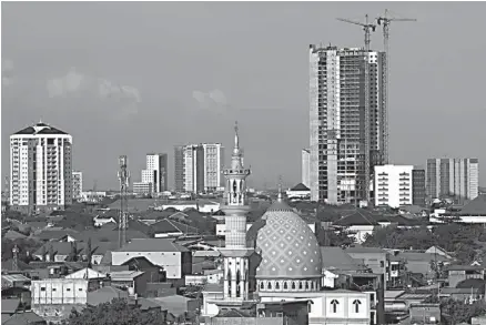  ?? DITE SURENDRA/JAWA POS ?? TERUS TUMBUH: Bangunan-bangunan vertikal kian bertebaran di wilayah Surabaya Selatan.