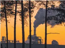  ?? FOTO: PATRICK PLEUL/DPA ?? Industriea­nlage: Ein Zertifikat zur Emission einer Tonne CO2 kostete 2020 im Jahresdurc­hschnitt 25 Euro.