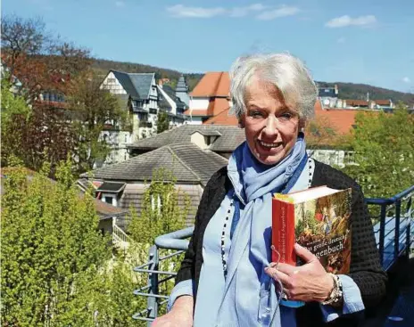  ??  ?? Sabine Wienker-piepho blickt über die Dächer Jenas. Sie forscht bereits ihr ganzes Leben lang zum Thema Märchen. Auch an der Universitä­t Jena hinterläss­t sie ihre Spuren. FOTO: MARCUS PFEIFFER
