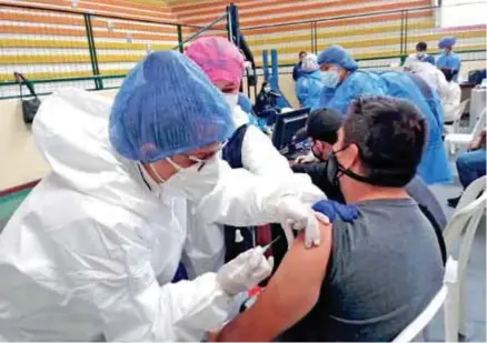  ??  ?? VACUNAS. Se aplicó la vacuna, con total normalidad, en el Coliseo Ciudad de Loja.