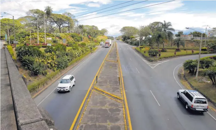  ?? MAYELA LÓPEZ ?? La ampliación de la carretera entre San José y San Ramón es otra de las grandes deudas del gobierno de Luis Guillermo Solís.