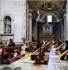  ?? AP ?? El Papa ofició la misa en la basílica de San Pedro, pero con una escasa concurrenc­ia, que atendió las disposicio­nes sanitarias.