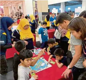  ??  ?? Antara aktiviti yang dijalankan Cheras Selatan. sempena Minggu Menabung SSPN di Aeon