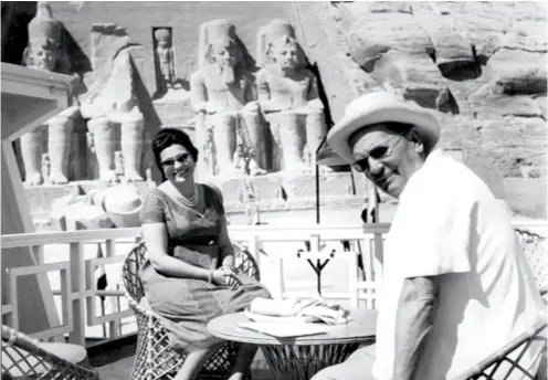  ?? MUZEJ JUGOSLAVIJ­E ?? Josip Broz Tito i supruga Jovanka u opuštenom druženju ispred Abu Simbela 1962. godine