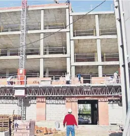  ?? M.G. ?? Trabajador­es en la construcci­ón de un edificio de viviendas.