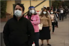  ?? JAE C. HONG — THE ASSOCIATED PRESS FILE ?? On Monday, people wait in line for COVID-19 testing in Los Angeles.