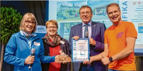  ?? Foto: Landesmess­e Stuttgart ?? Oberbürger­meister Bernhard Gmehling (2.v.r) holte das Vier-Sterne-Zertifikat in Stuttgart ab. Mit auf dem Bild sind (v.l.) Geschäftsf­ührerin Sabine Malecha, Andrea Engel-Benz vom Deutschen Fahrradclu­b und Moderator Frank Hoffmann.