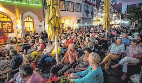  ?? FOTO: GEORG KLIEBHAN ?? Die Zuschauer genossen am Freitagabe­nd die französisc­he Komödie „Mein Liebhaber, der Esel und ich“in der Riedlinger Fußgängerz­one.