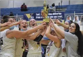  ?? AUSTIN HERTZOG - MEDIANEWS GROUP ?? The Spring-Ford girls basketball team celebrates with the District 1champions­hip trophy.