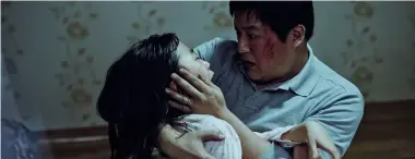  ??  ?? Jong-gu (Do-won Kwak) weiß nicht, was er tun soll: Seine Tochter verändert sich. „The Wailing“schafft eine spannende Atmosphäre, die der Film auch durchweg halten kann