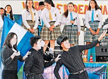  ??  ?? Nuevos aprendizaj­es. Los estudiante­s de bachillera­to del Colegio Cristóbal Colón dieron una muestra de estatuismo humano, aprendizaj­e obtenido gracias a las clases impartidas por Grupo LPG.