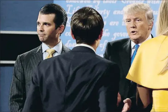  ?? LUCAS JACKSON / REUTERS ?? Donald Trump jr. (izquierda) junto a su padre y presidente de Estados Unidos; de espaldas, el yerno y cuñado, Jared Kushner