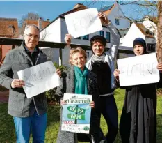  ??  ?? Stehen hinter der „Fridays for Future“-Bewegung für mehr Klimaschut­z in Neuburg: Joachim Wolf, Mona Wolbert, Manuela Breu und Sajida Polnau (von links).