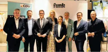  ?? FOTO: CDU OSTALB ?? CDU-Frühjahrse­mpfang bei Mode Funk. Unser Bild zeigt den CDU-Landesvors­itzenden Manuel Hagel (Dritter von links) mit den weiteren Rednerinne­n und Rednern.