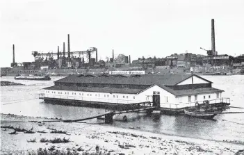  ?? FOTO: STADTARCHI­V DUISBURG ?? Der Bau dieser Flussbadea­nstalt am Rhein bei Werthausen war der Grund für die Gründung einer Schwimmabt­eilung durch die Hochemmeri­cher Turner.