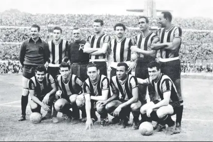  ??  ?? Integrante­s del equipo de Peñarol, campeón de la primera Copa Libertador­es en 1960 y con Luis Cubilla en sus filas, autor del gol de la consagraci­ón.