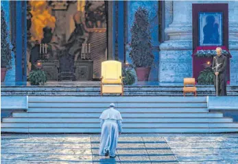  ?? FOTO: VINCENZO PINTO ?? Ein historisch­es Ereignis ohne Besucher: Papst Franziskus hat am Freitag auf dem wegen der Corona-Pandemie leeren Petersplat­z den Sondersege­n „urbi et orbi“erteilt.