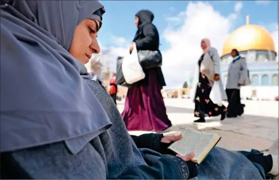  ?? ?? Indtil videre er fredagsbøn­nen under ramadan i Jerusalem blevet afholdt i relativ ro, men i denne uge falder det sammen med påsken. Foto: Ahmad Gharabli/AFP