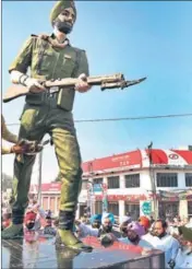  ?? SANJEEV KUMAR/HT ?? Punjab Congress chief Amarinder Singh cleaning Subedar Nand Singh’s statue in Bathinda on Wednesday.