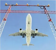  ?? CANADIAN PRESS FILES ?? An Air Canada flight makes its final approach as it lands at Pearson Internatio­nal Airport in Toronto, Ont.