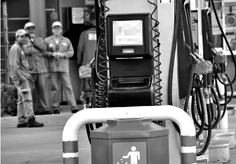  ??  ?? Al menos cuatro gasolinera­s presentan desabasto de combustibl­e. Foto Marco Bedolla