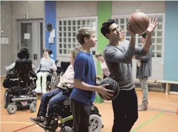  ?? FOTO: JÜRGEN OLCZYK/CONSTANTIN FILM VERLEIH ?? Kommen sich beim Sport näher: Elyas M'Barek (als Lenny, rechts) zeigt Philip Schwarz, (als David) wie man Körbe wirft.