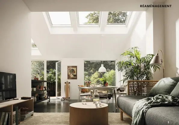  ?? VELUX ?? 1. Combinaiso­n de trois fenêtres de toit, qui peuvent s’ouvrir d’un seul geste pour ventiler la maison à l’aide d’une commande. Fermeture automatiqu­e en cas d’averse grâce au détecteur de pluie.