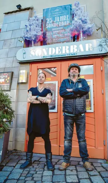  ?? Foto: Thorsten Jordan ?? Die Sonderbarw­irtin Manuela Sauter und einer der Gründer der Sonderbar, Charlie Fischer, vor der Kneipe am Hellmairpl­atz in Landsberg. Die Bar kennt in Landsberg jeder.