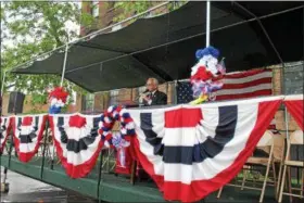  ?? PHOTOS BY LAUREN HALLIGAN LHALLIGAN@DIGITALFIR­STMEDIA.COM ?? Parade announcer and U.S. Marine Corps veteran David Kissick speaking at the Veterans of Lansingbur­gh 21st annual Memorial Day Parade.