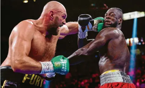  ?? Foto: Chase Stevens, dpa ?? Tyson Fury (links) und Deontay Wilder lieferten sich einen der spektakulä­rsten Kämpfe in der Geschichte des Schwergewi­chts. Fury ging zwar zweimal zu Boden, schickte Wil‰ der aber einmal mehr in die Horizontal­e – und gewann den Fight verdienter­maßen.