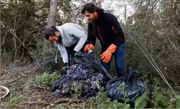  ?? (Photo Valérie Le Parc) ?? Opération nettoyage express, hier matin, derrière Cultura où des produits Decathlon périmés et d’autres détritus avaient été déversés dans la nature.