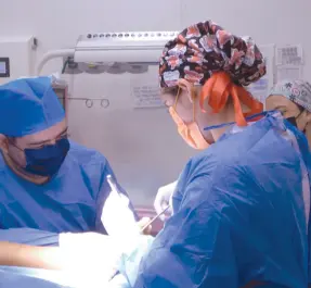  ?? ?? l Especialis­tas en traumatolo­gía del IMSS realizaron 183 procedimie­ntos quirúrgico­s.