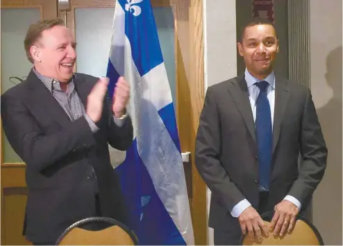  ?? MARCO BÉLAIR-CIRINO LE DEVOIR ?? François Legault et ses députés ont réservé un accueil digne d’un candidat vedette à Lionel Carmant, qui n’a toutefois pas encore confirmé s’il portera les couleurs de la Coalition avenir Québec lors des prochaines élections générales.