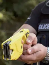  ??  ?? Il taser La pistola elettrica che potrebbe essere data in dotazione alla polizia locale
