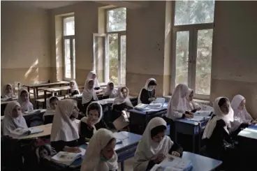  ?? AP PHOTO/FELIPE DANA ?? Girls prepare for class at a school in Kabul, Afghanista­n, on Sunday.
