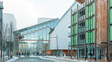  ?? (foto Rensi) ?? Viale della Costituzio­ne Uno scorcio sull’ultima arrivata alle Albere, la Buc, la biblioteca universita­ria