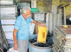  ?? SACHIN SAINI/HT PHOTOS ?? ▪ Sawalia Saran Singh at his bee farm in Bareilly.