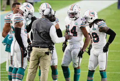  ?? CHARLES TRAINOR JR. ctrainor@miamiheral­d.com ?? Dolphins coach Brian Flores continuall­y reminds players to focus strictly on the game at hand, not on playoff ambitions.