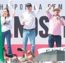  ?? ?? MENSAJE.
José Woldenberg (centro) fue el único orador de la marcha, ayer.