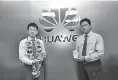  ??  ?? From right: Singer Sri Lanka PLC Director Operations Chandana Samarasing­he and Huawei Sri Lanka CEO Shunli Wang