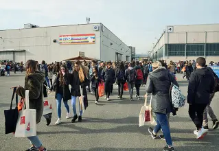  ??  ?? A Verona Ragazzi delle scuole venete in visita a Job &amp; Orienta alla Fiera di Verona