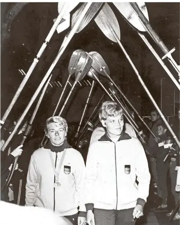  ?? FOTO: ARCHIV NGZ ?? Begeistern­der Empfang für Roswitha Esser und Annemarie Zimmermann (v.l.) nach ihrer Rückkehr von den Olympische­n Spielen 1968 in Mexiko, wo sie die Goldmedail­len Nummer drei und vier gewannen.