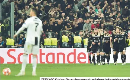  ??  ?? DESOLADO. Cristiano fita os colegas enquanto a miudagem do Ajax celebra um golo