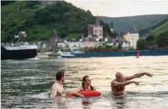  ?? Foto: dpa/Andreas Arnold ?? Ab in die Strömung: Dirk Melzer weist die Richtung